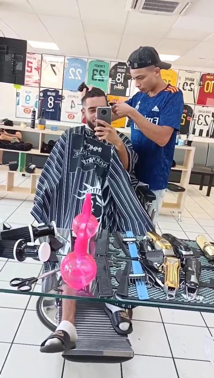 Adam trabajando con material de barberia como imagen real de referencia.
