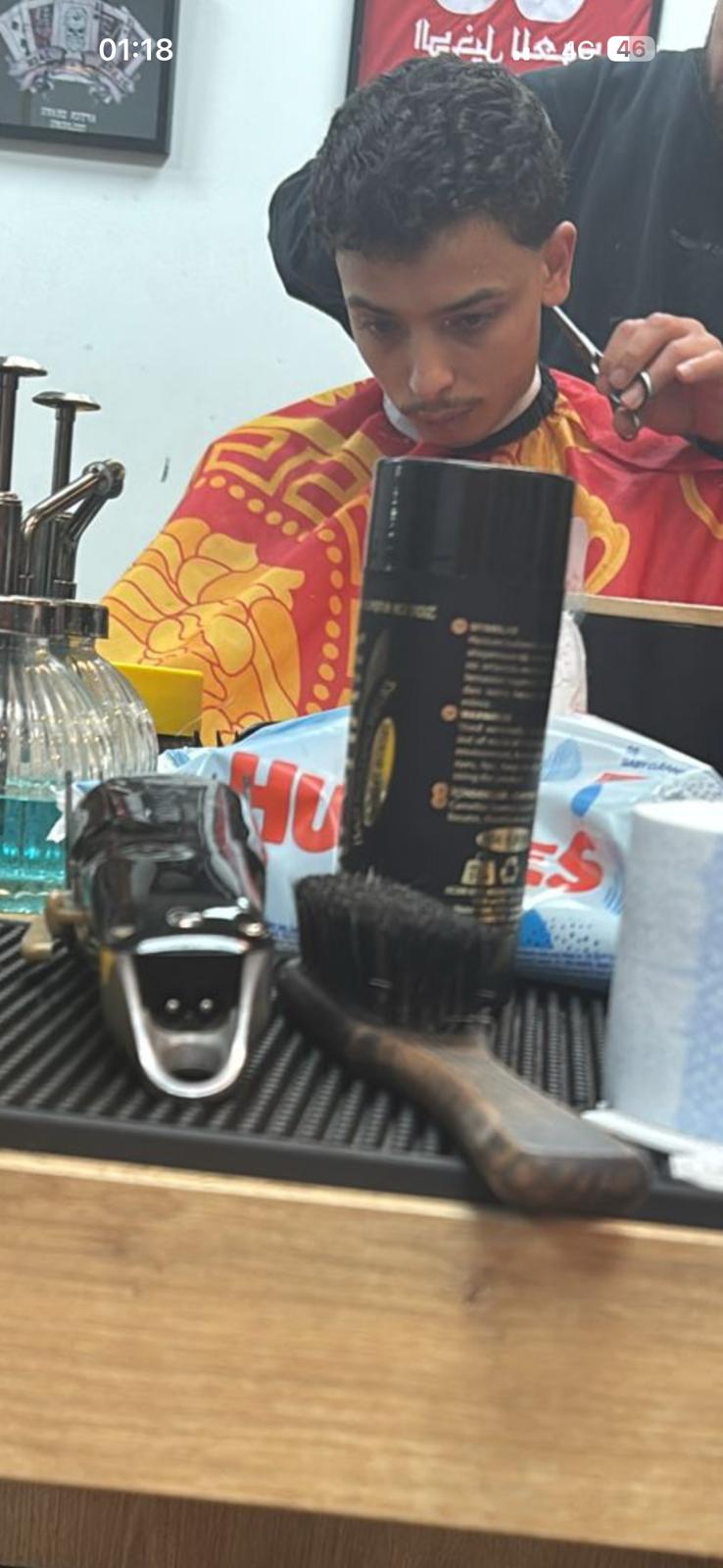 Adam realizando un servicio de barberia, imagen real de referencia para citas a domicilio.