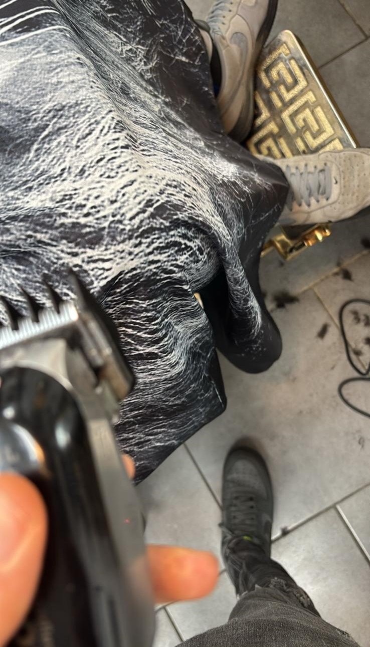 Detalle de herramientas de barberia durante la preparacion de un servicio.