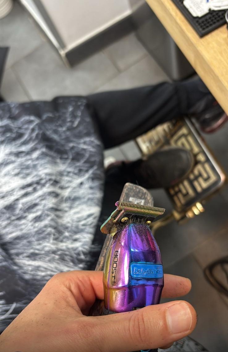 Detalle de maquina de corte durante la preparacion de un servicio de barberia.